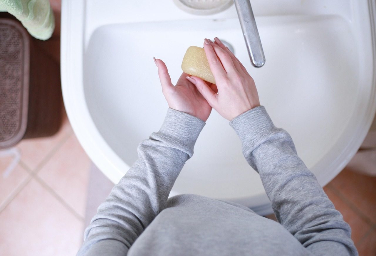 Čerstvé ovoce a zelenina na kamenném povrchu v ranním světle kanyonu